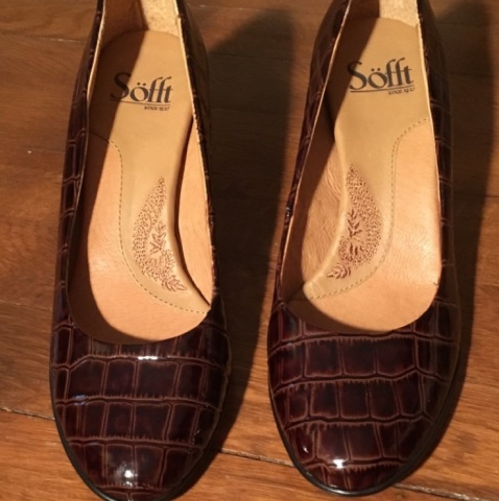 Soft leather crocodile pumps